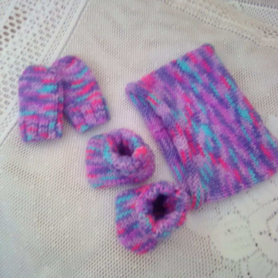 Baby's Knitted Hat Booties and Mittens Set, Baby's Gift Set, Baby Shower Gift