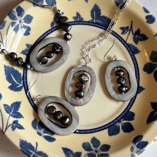 Beautiful shell and pearl gift set 