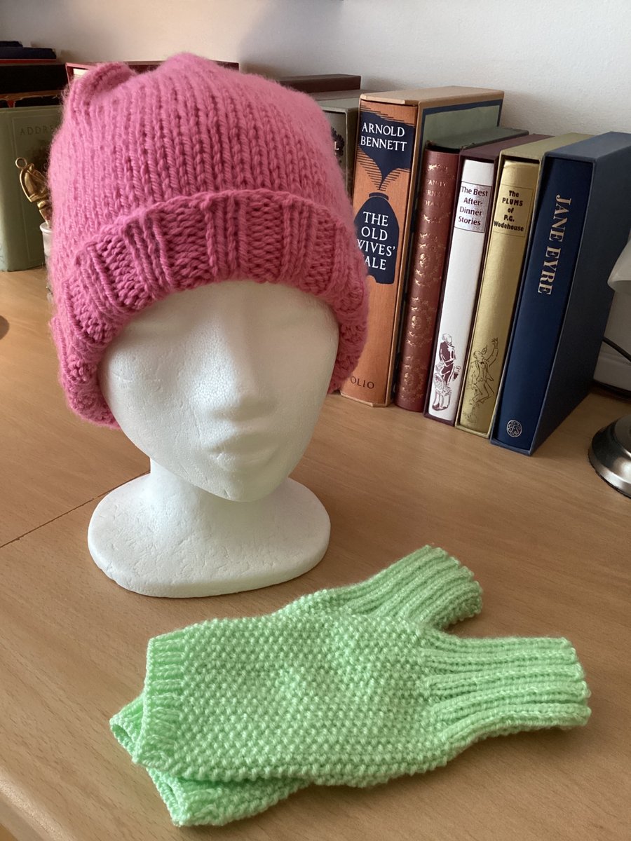  KNITTED HAT & GLOVES SET IN PINK & GREEN YARN. PINK HAT & GREEN GLOVES SET