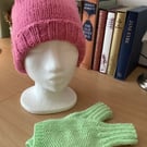  KNITTED HAT & GLOVES SET IN PINK & GREEN YARN. PINK HAT & GREEN GLOVES SET