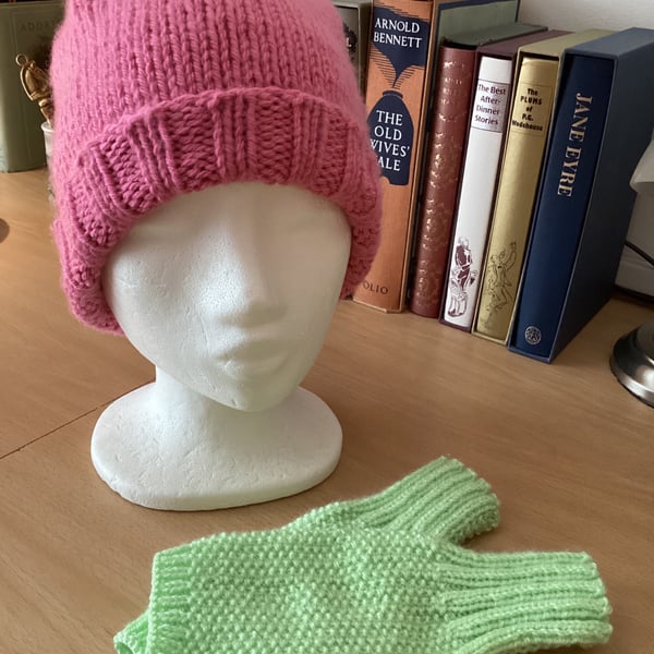  KNITTED HAT & GLOVES SET IN PINK & GREEN YARN. PINK HAT & GREEN GLOVES SET