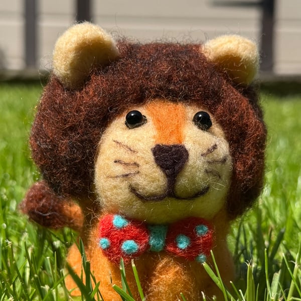 Leo - cute lion desk buddy