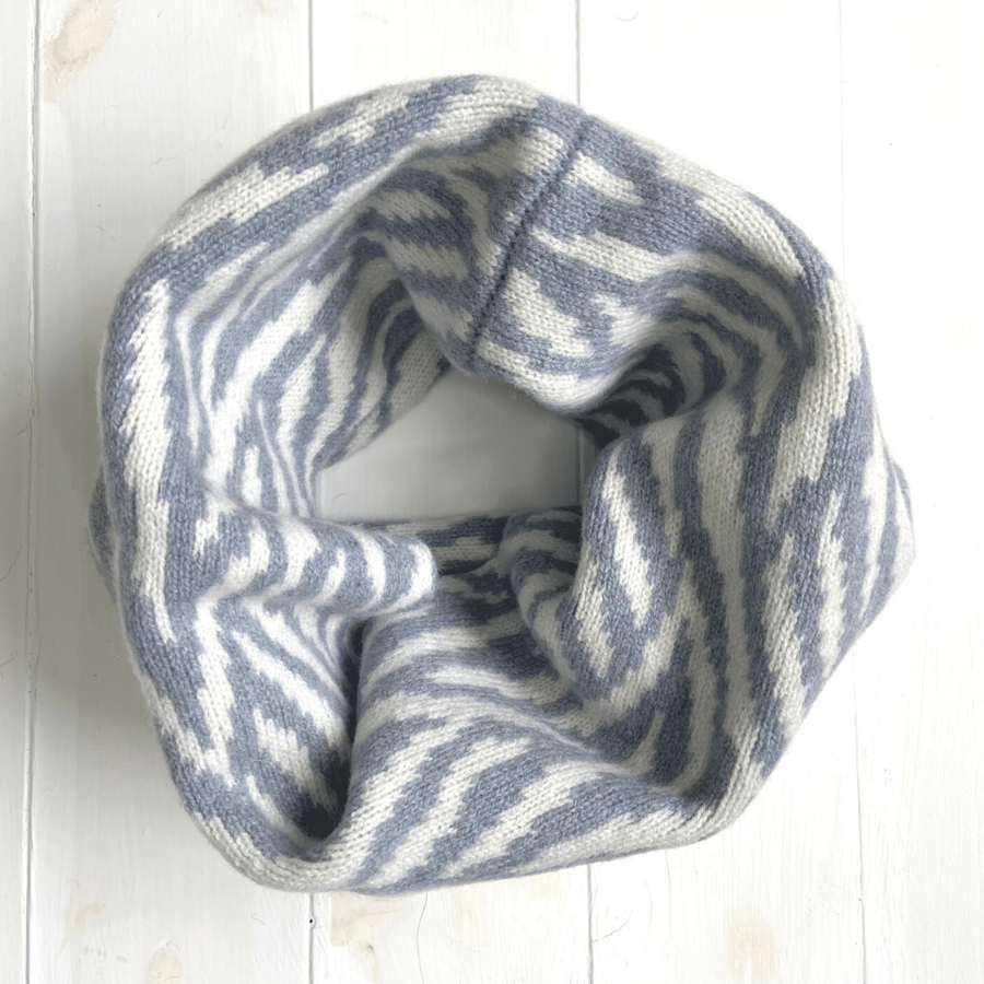 SECONDS SUNDAY Zebra knitted cowl - seal and white