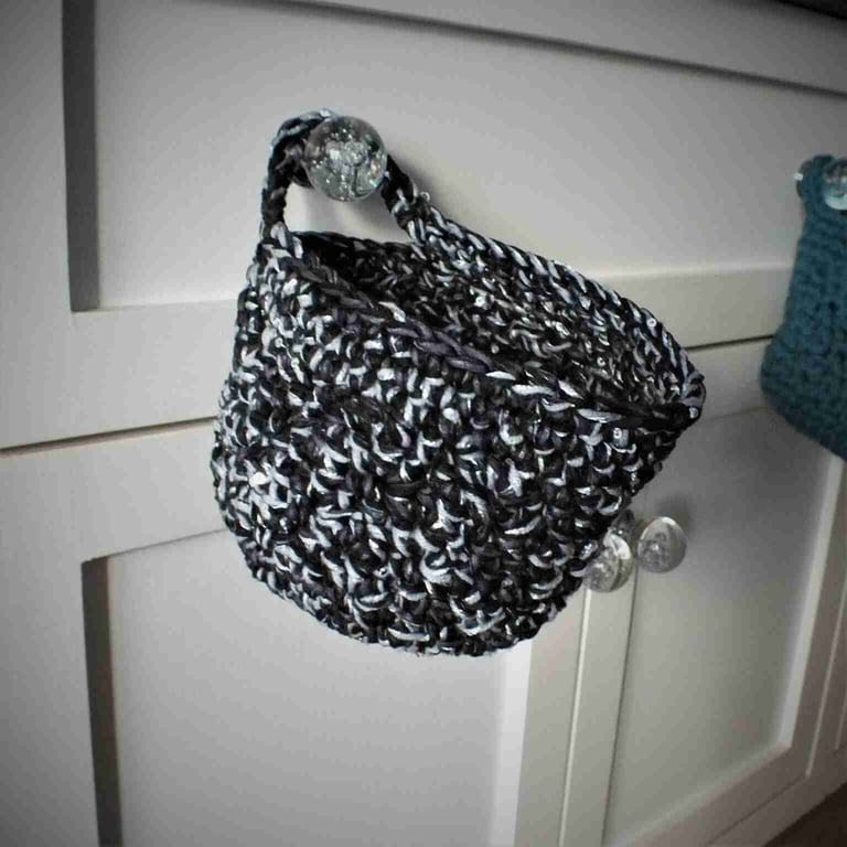 Crocheted basket with hanging loop