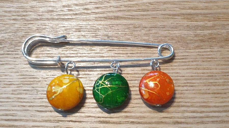 Kilt Pin Broach with Three Coloured Beads