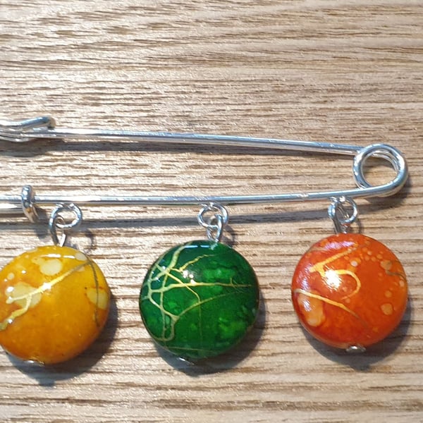 Kilt Pin Broach with Three Coloured Beads