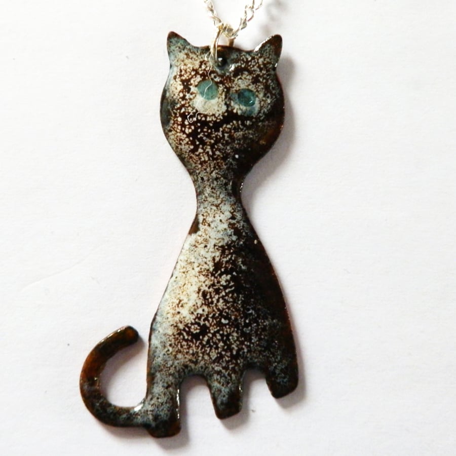 brown and white cat pendant