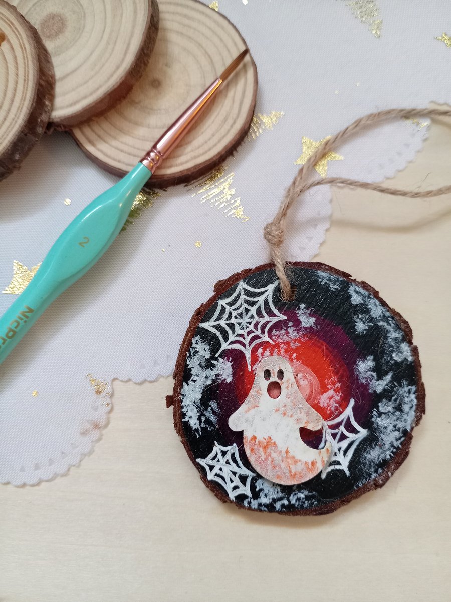 Small ghost hanging woodslice decoration 