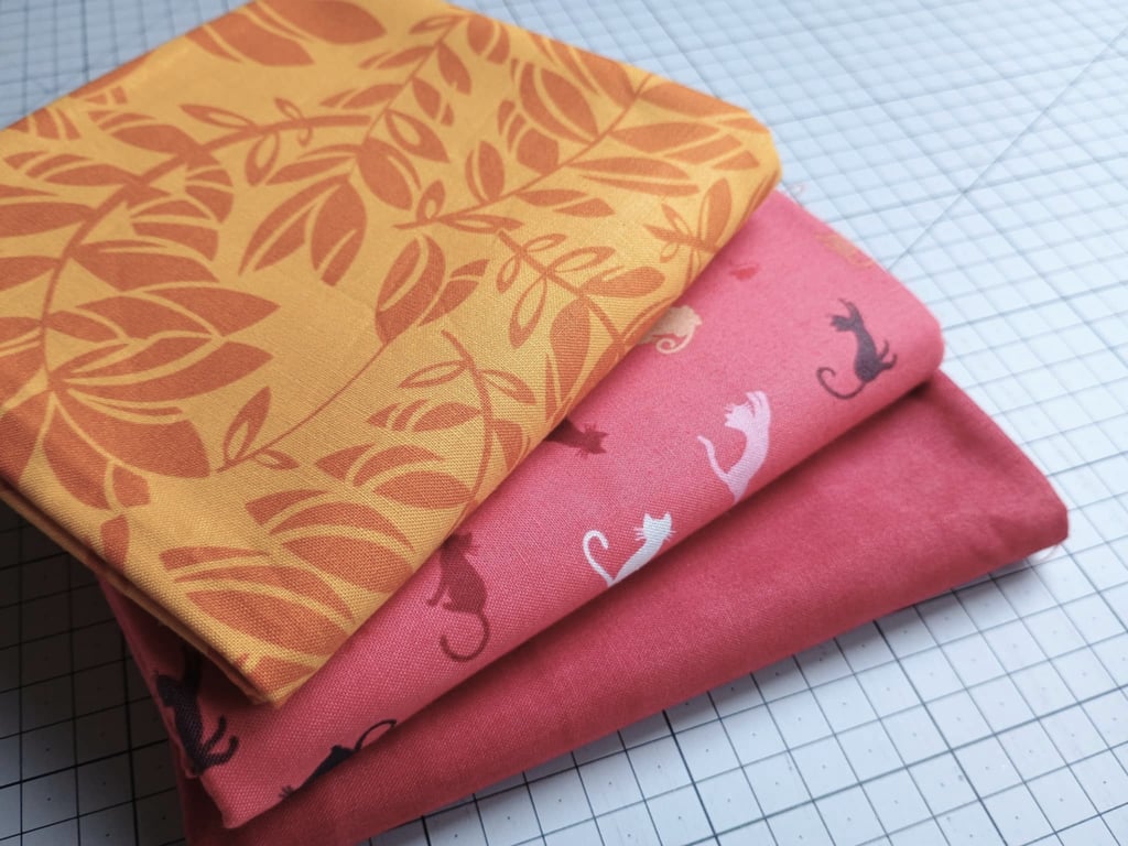 3 FQ Quilting cotton fabric bundle - soft red and gold - cats, leaves, solids
