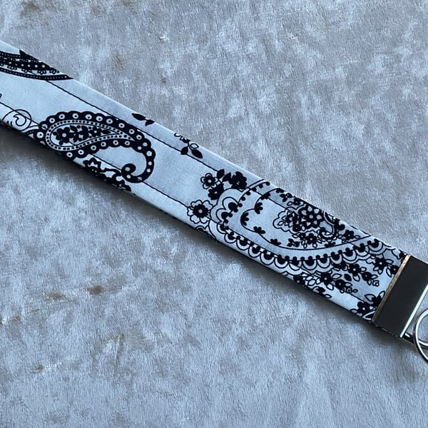 WHITE with BLACK PAISLEY WRISTLET KEYRING KEY HOLDER LANYARD FOB CHAIN 