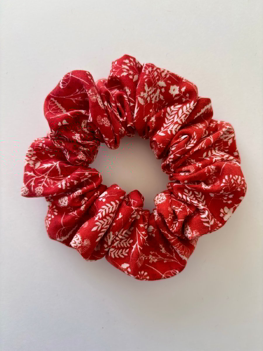 Cotton scrunchie hair accessory in a festive floral print in red and cream.