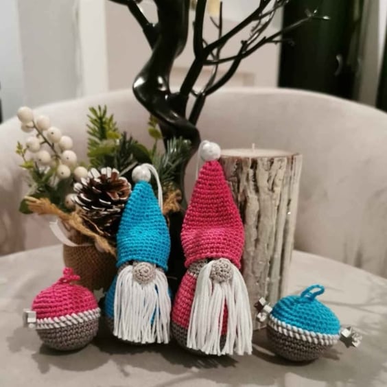 Set of 2 Gnomes and 2 Baubles 