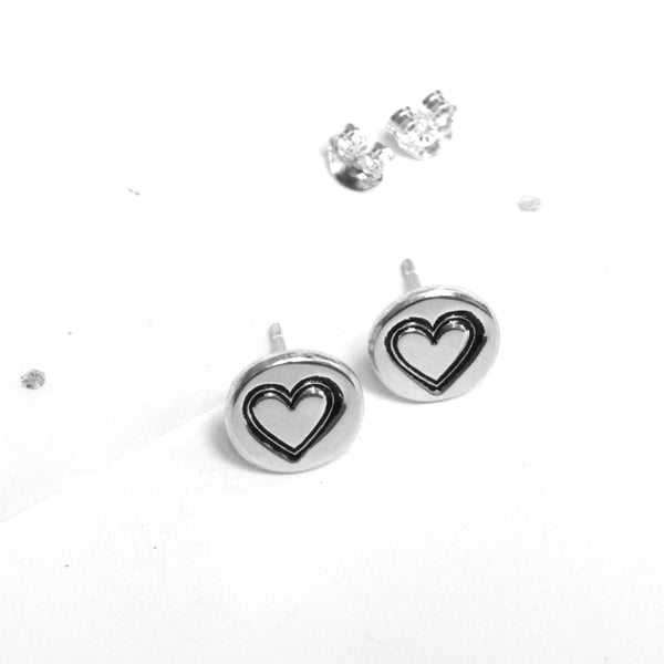 Heart circle stud earrings