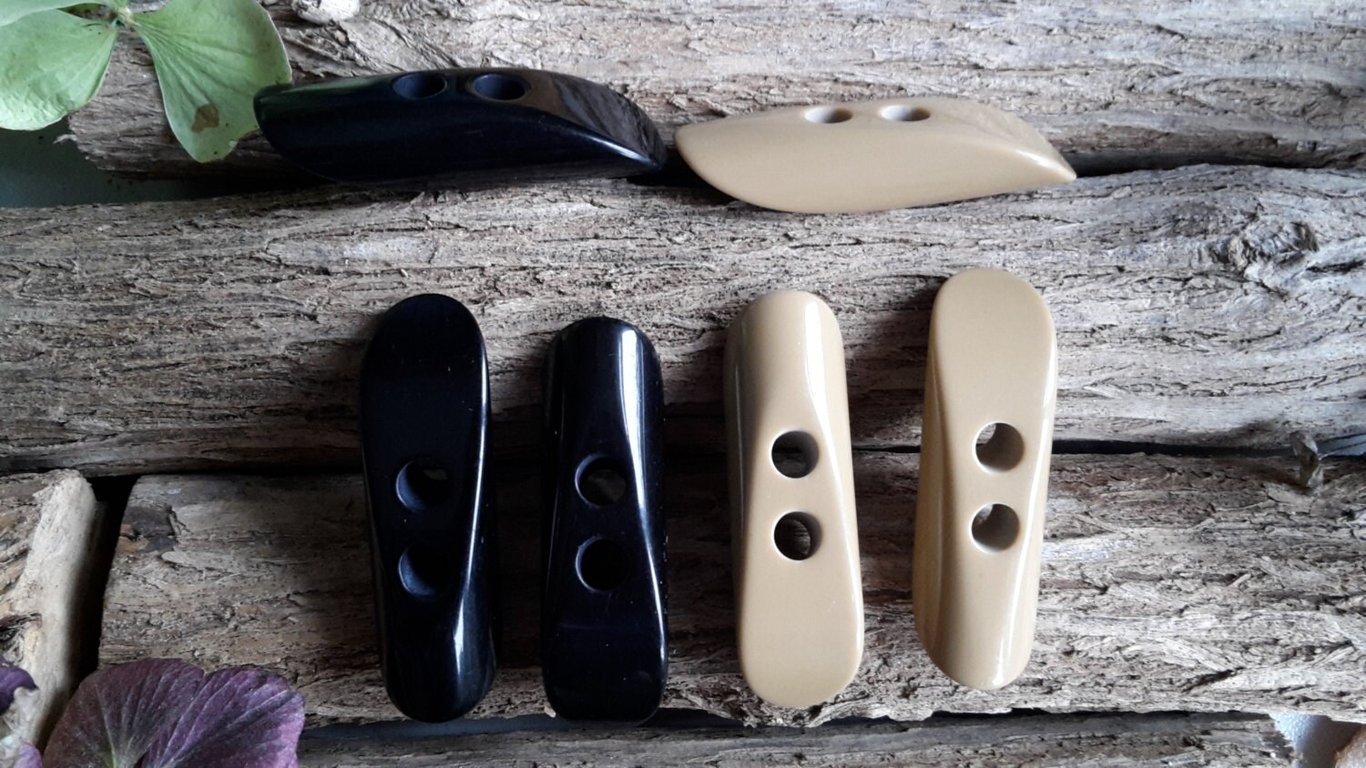 40mm 1 & 1 2" Chamfered Highly Polished Toggles Biscuit and Black x 4