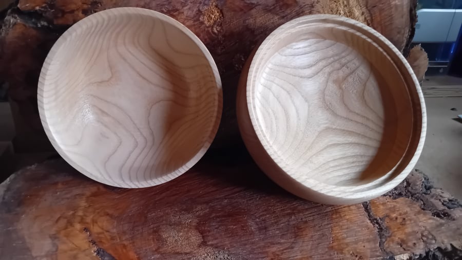 Large Lidded bowl  lovely grain. Item no 1017