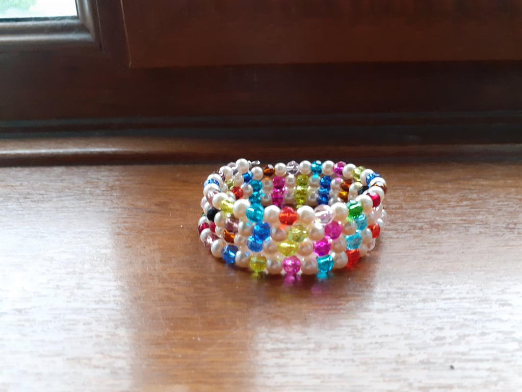 PEARL AND FACETED GLASS BEAD MEMORY WIRE BRACELET.