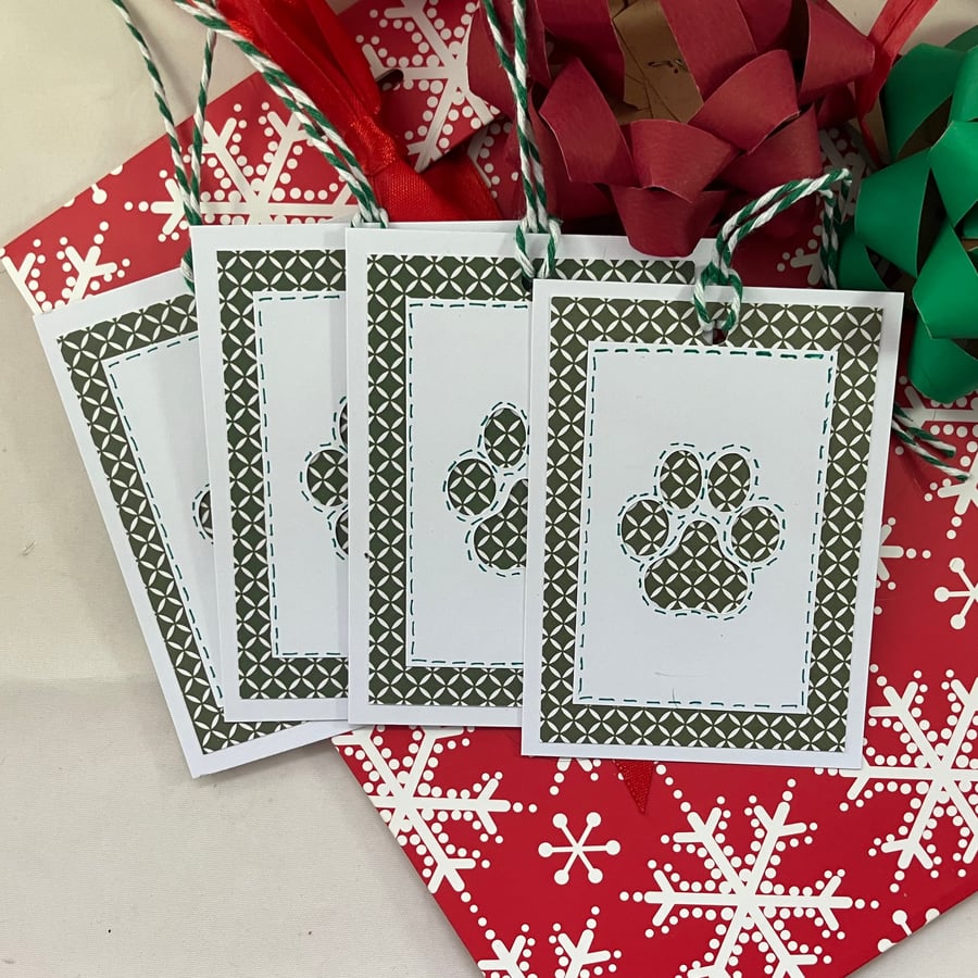 Pack of 4 Christmas gift tags - green and white paw prints