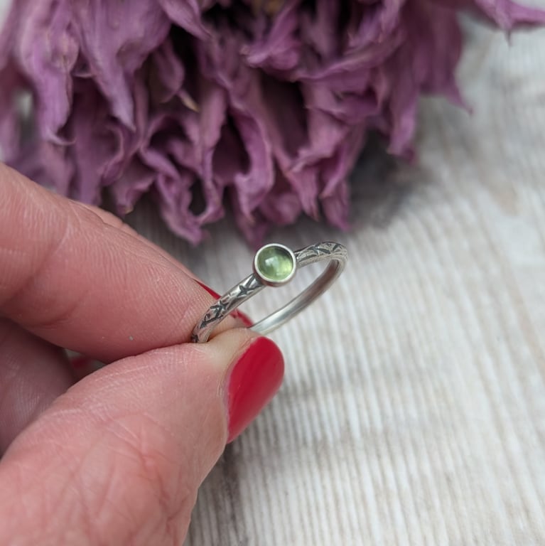 Sterling Silver Patterned Ring with Peridot Gemstone - JBJ9002