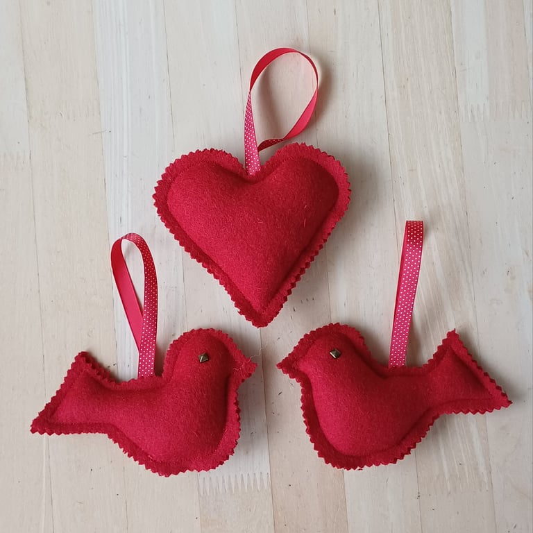Red wool tweed Christmas decoration stuffed heart bird robin tree decorations