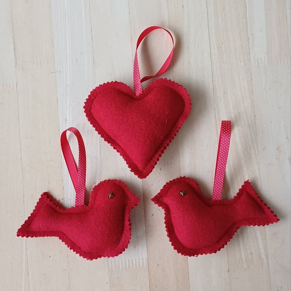 Red wool tweed Christmas decoration stuffed heart bird robin tree decorations