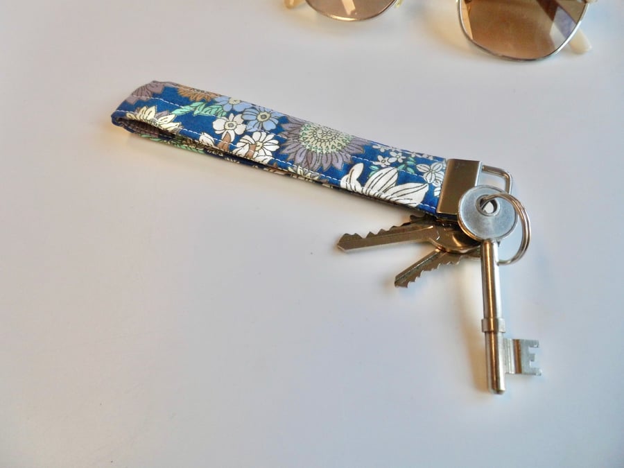 Key ring wrist strap in floral fabric 