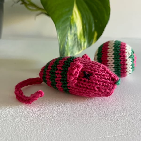 Hand knitted pink mouse and ball set