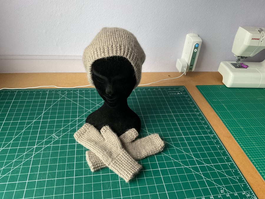 Slouchy hat and fingerless mitts