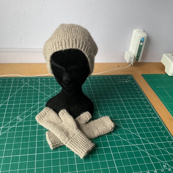 Slouchy hat and fingerless mitts