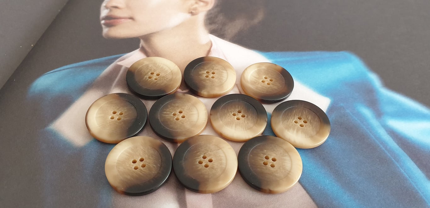 22.4mm (7 8") 36L Polyester Horn Cream,Beige,Brown mix Buttons