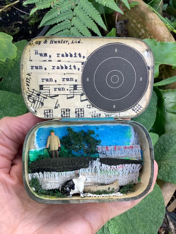Diorama. Vintage tin. Run rabbit. Nursery rhyme. Nature. Keepsake 