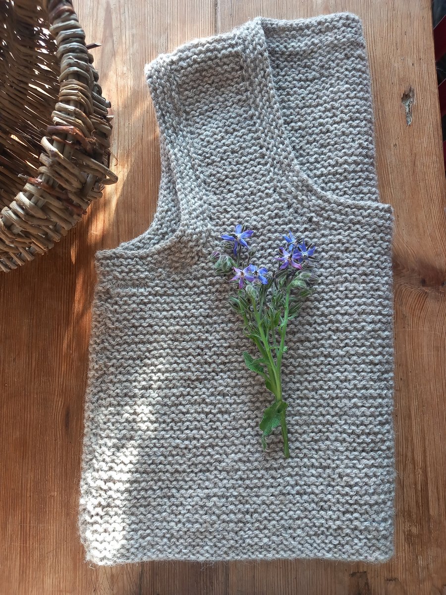 Hand knitted tank top medium 12. In 100 % lambs wool 