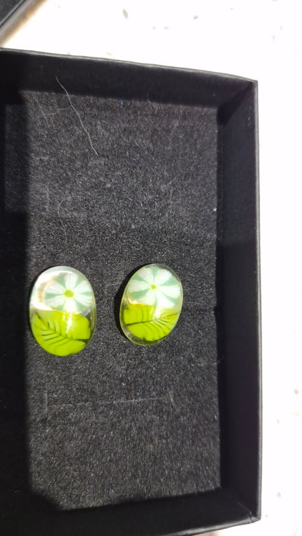 Daisy and leaf glass studs