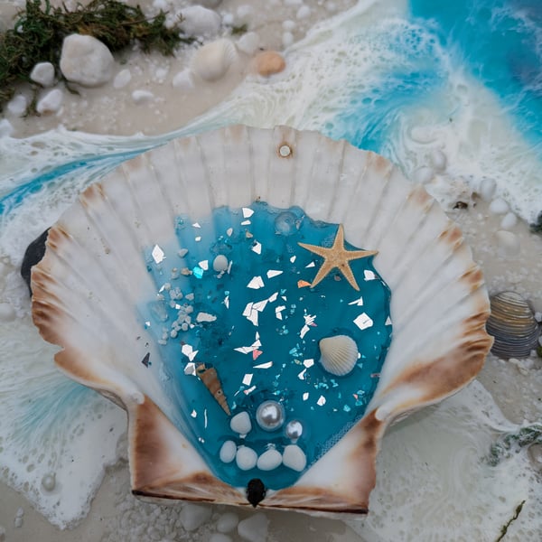 Hanging Shell With Resin Rockpool