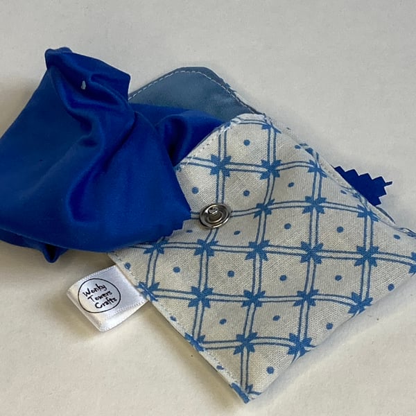 Spectacles cleaning cloth and pouch for sparkling glasses. Blues and checks