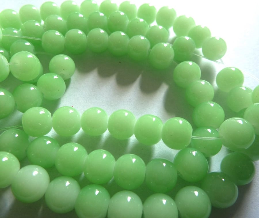 40 green glass beads 8mm