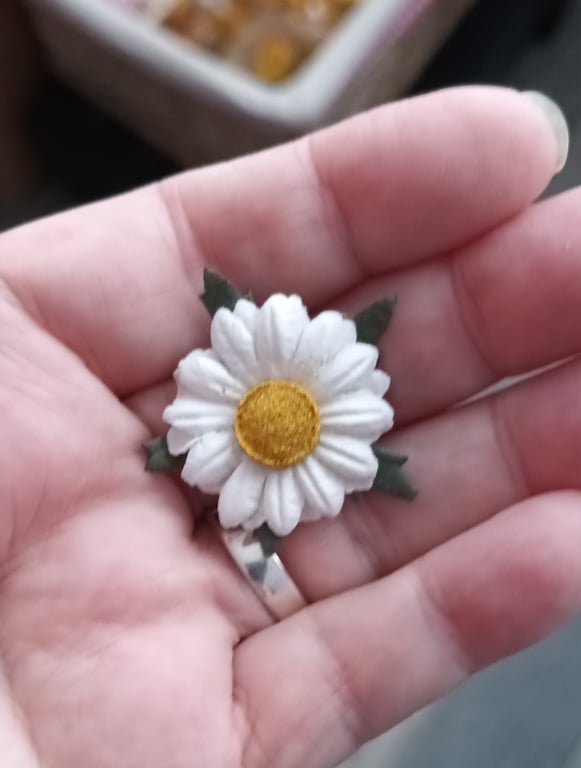 Pack of 6 Small Mulberry Paper Daisy Head.