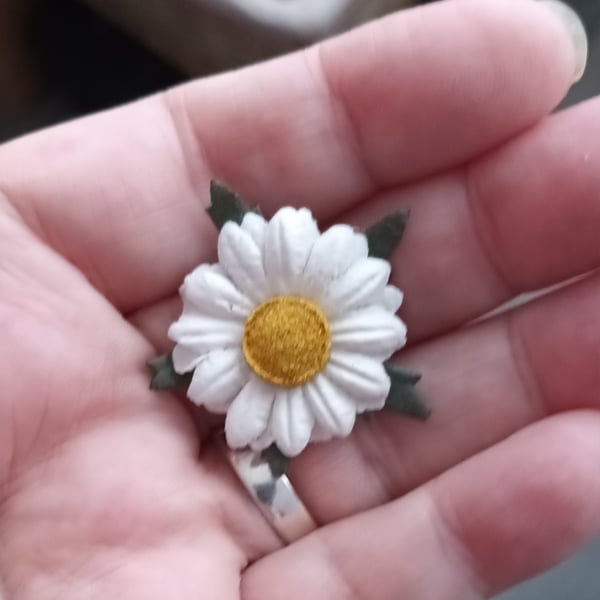 Pack of 6 Small Mulberry Paper Daisy Head.