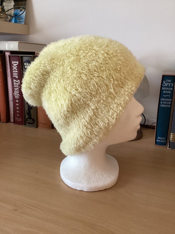 WOMENS HAND KNITTED HAT IN A SOFT YELLOW YARN APPROX 10" or 26cm LONG