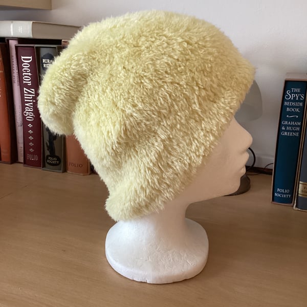 WOMENS HAND KNITTED HAT IN A SOFT YELLOW YARN APPROX 10" or 26cm LONG
