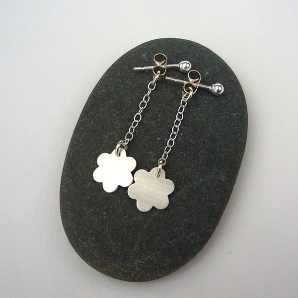 Silver daisy drop earrings, flower earrings, chain earrings, silver earrings