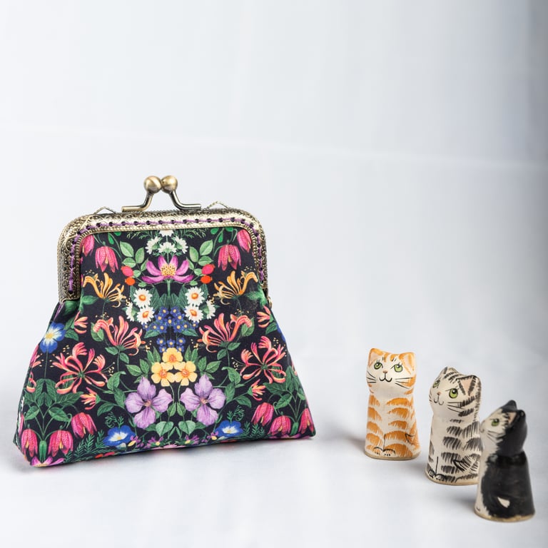 Frame coin purse made with Liberty Lawn 'Mary Patricia' and toning cotton lining