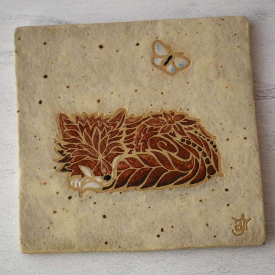 WP46L Wall plaque tile with sleeping fox picture (Free UK postage)