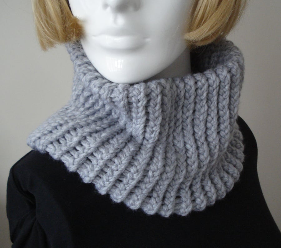 Loom Knitted Neck Warmer In Chunky Light Grey Medium To Large  (A109)