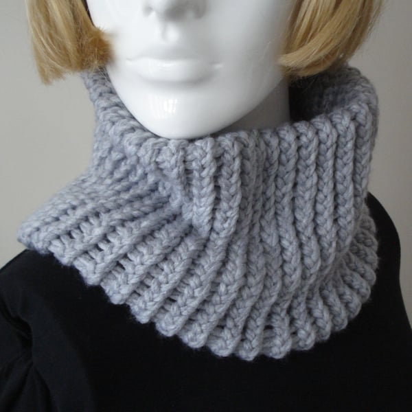 Loom Knitted Neck Warmer In Chunky Light Grey Medium To Large  (A109)