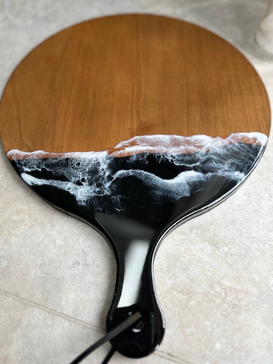 Serving board with resin 