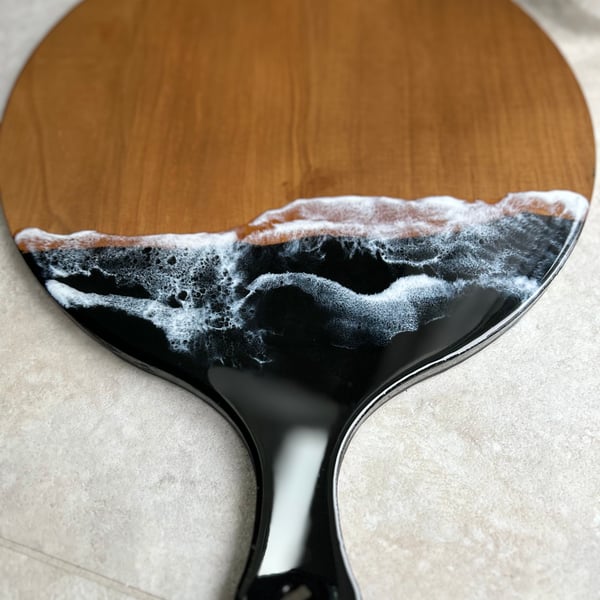 Serving board with resin 