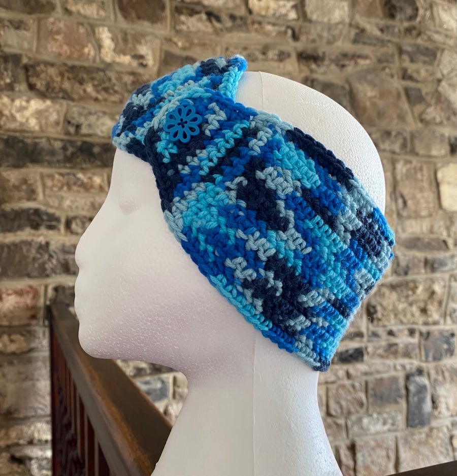 Women’s ear warmer in blue acrylic yarn