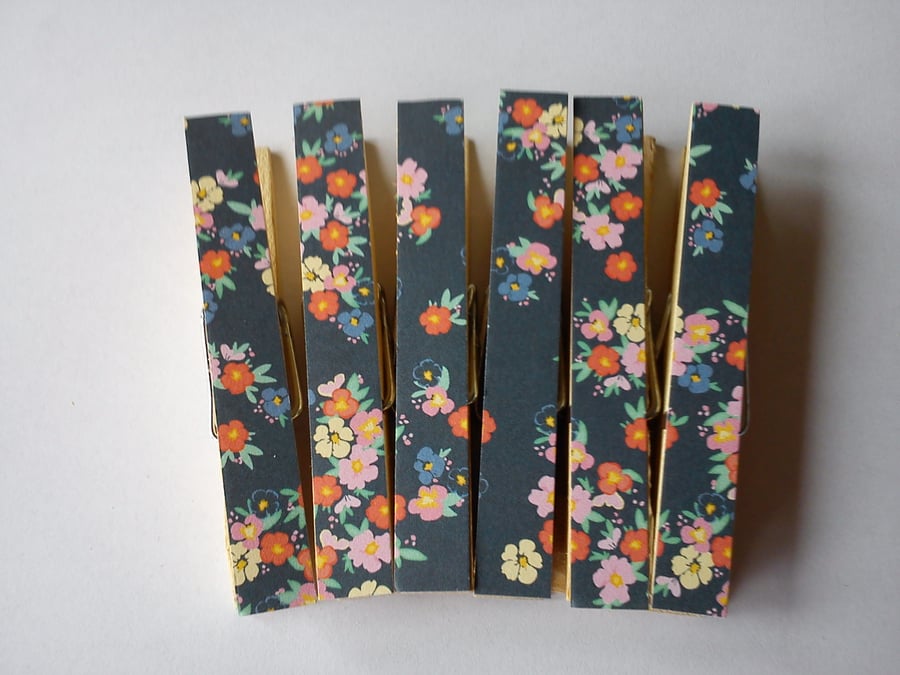 Pink and coral flowers on navy magnetic pegs fridge magnets memo peg