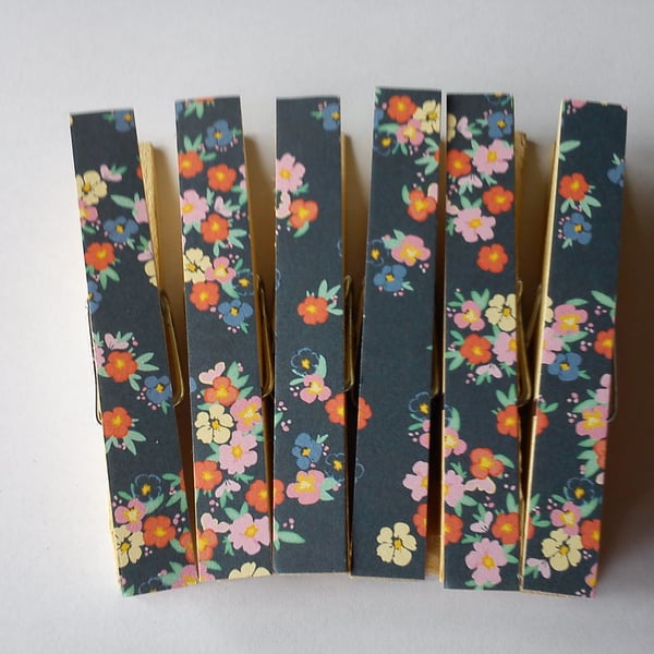 Pink and coral flowers on navy magnetic pegs fridge magnets memo peg