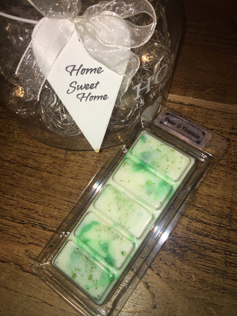 Pear and Freesia Soy Wax Melt 5 cell Clamshell